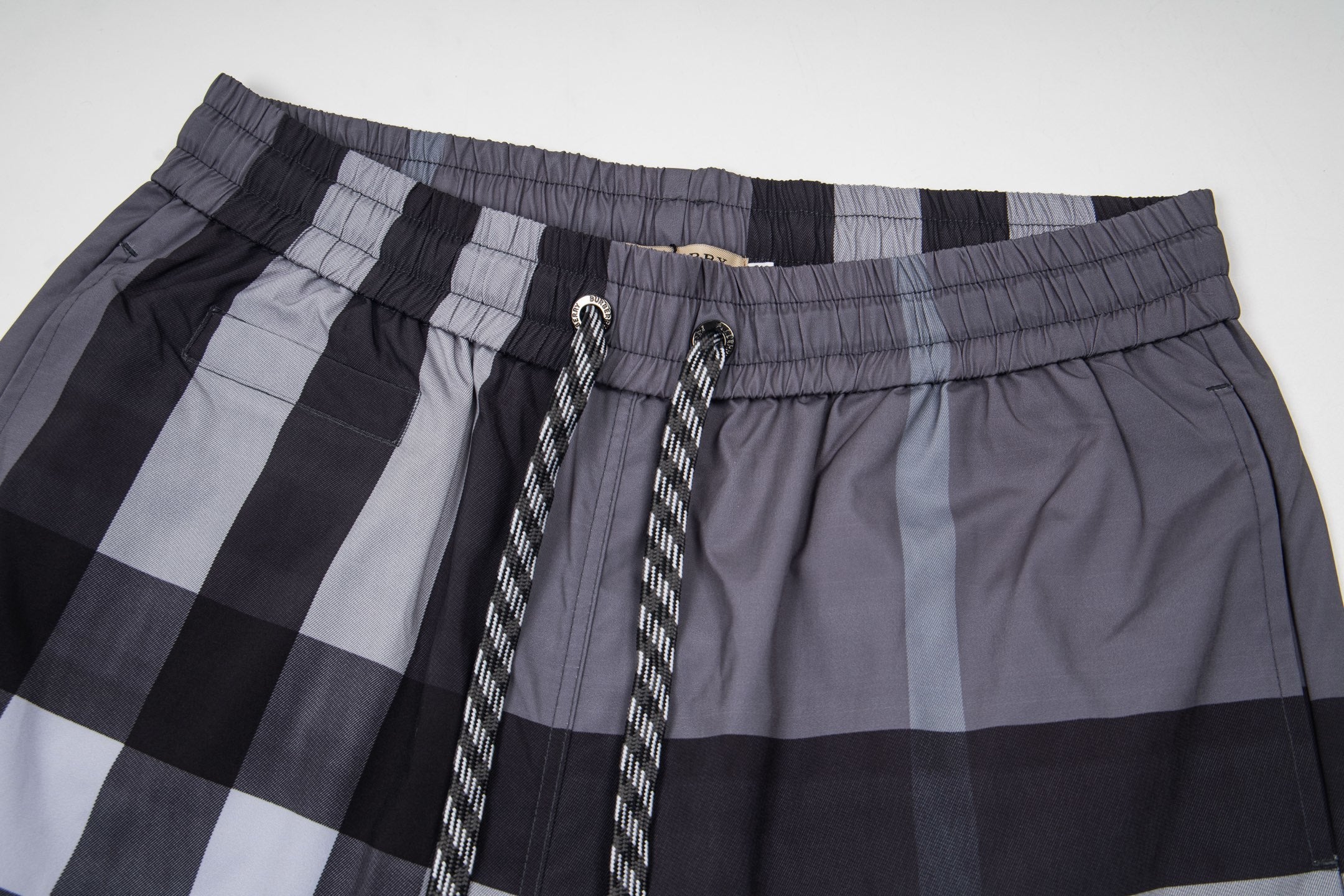 Burberry Bermuda Xadrez de Praia