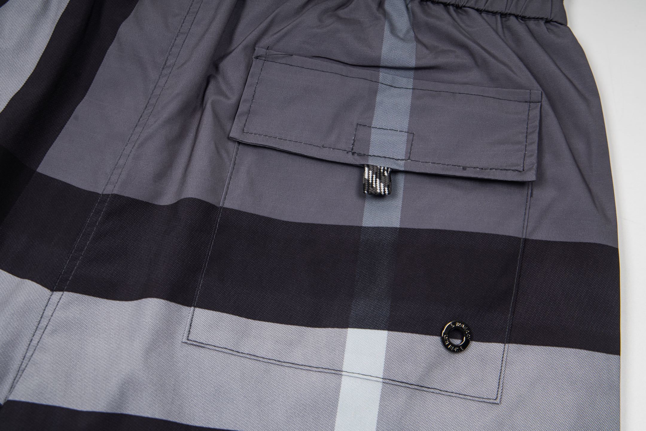 Burberry Bermuda Xadrez de Praia