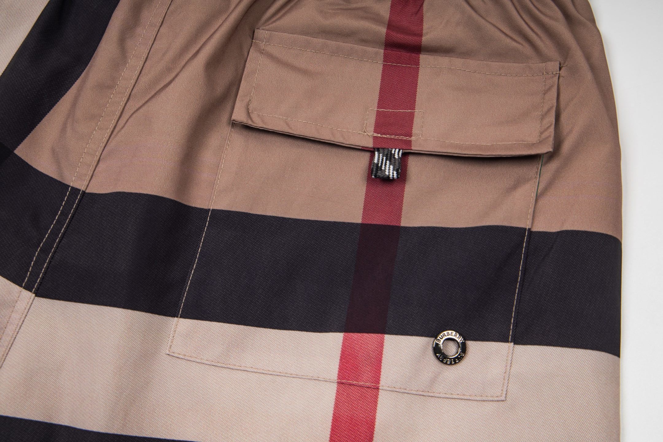 Burberry Bermuda Xadrez de Praia