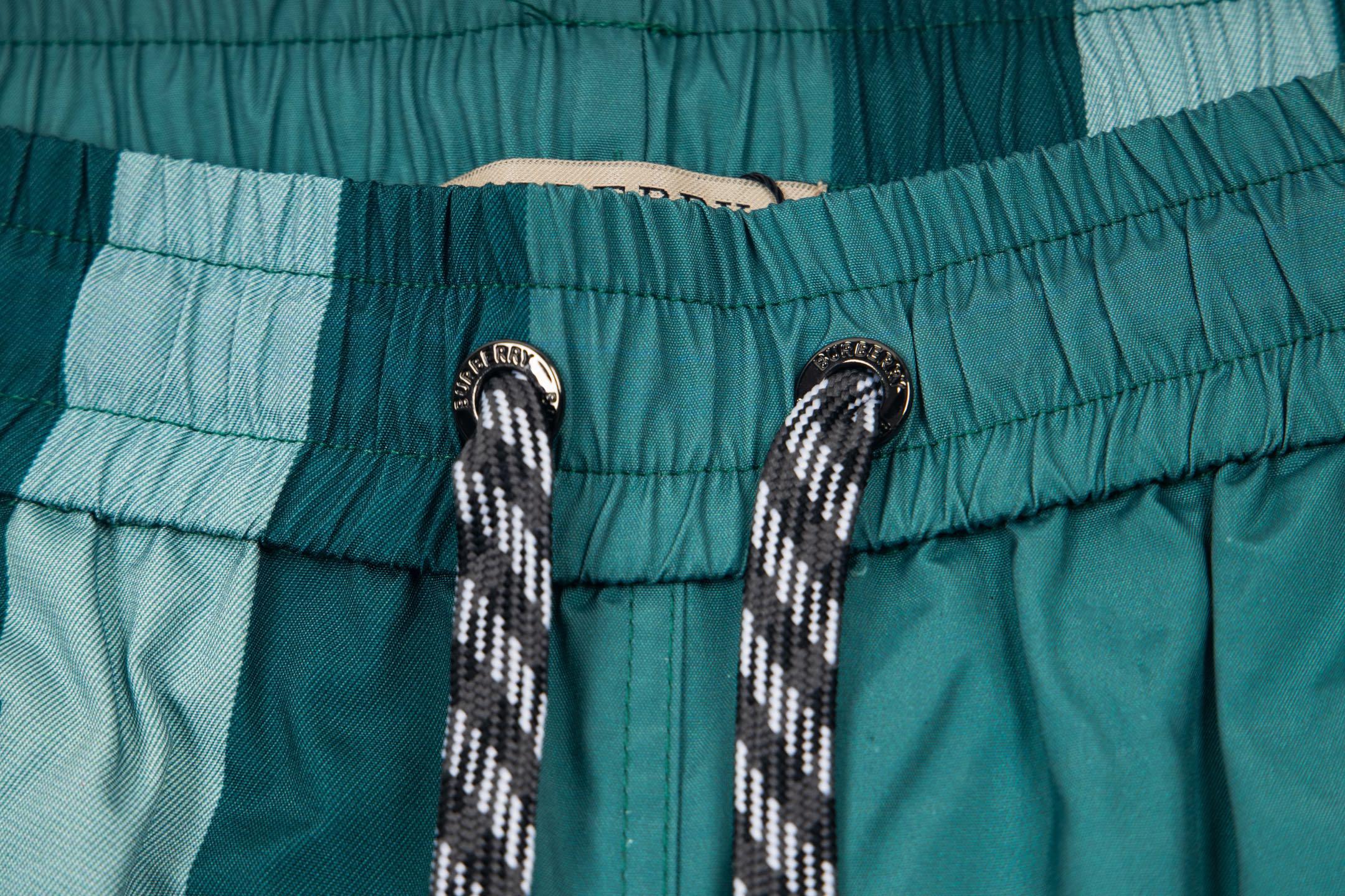 Burberry Bermuda Xadrez de Praia
