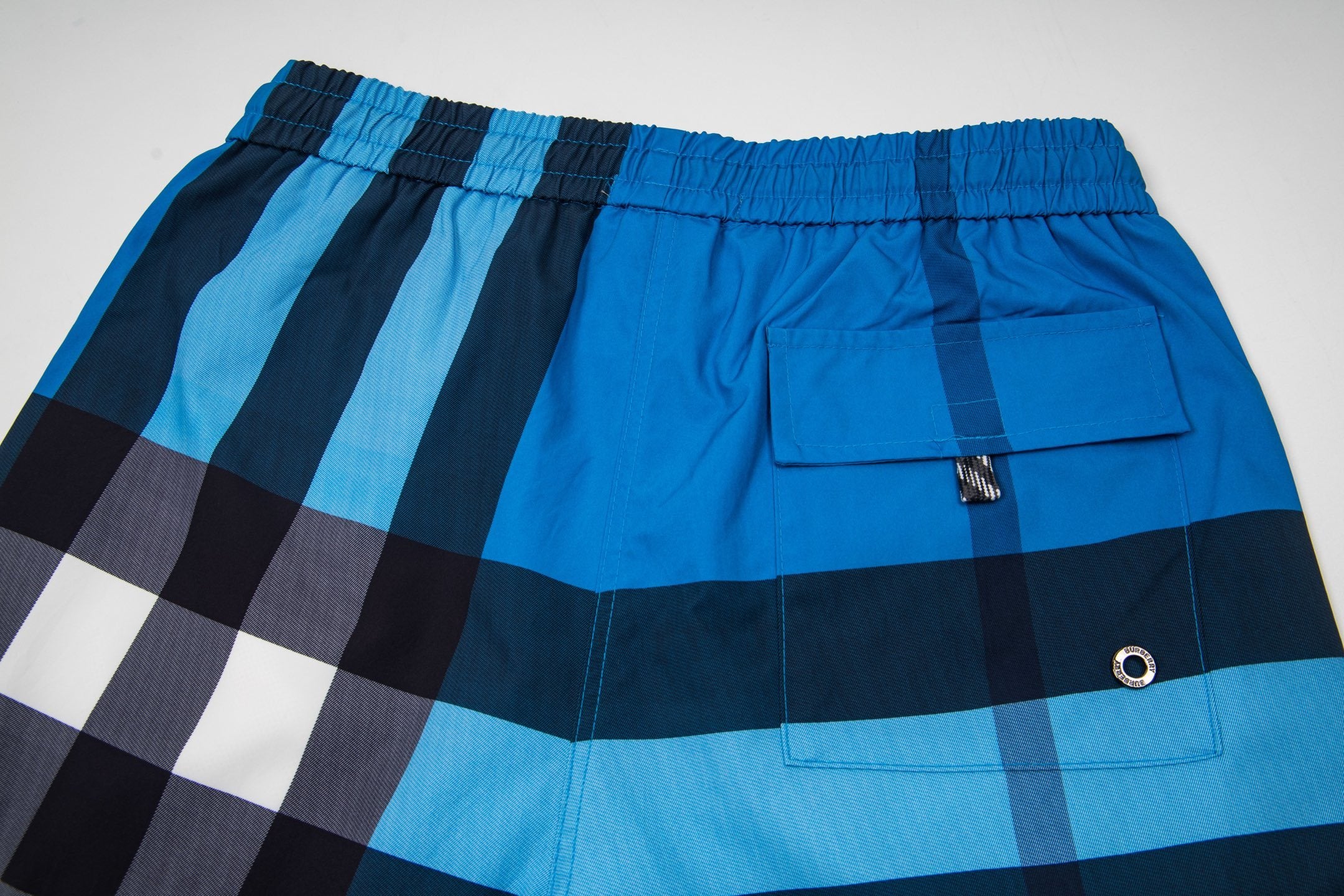 Burberry Bermuda Xadrez de Praia =
