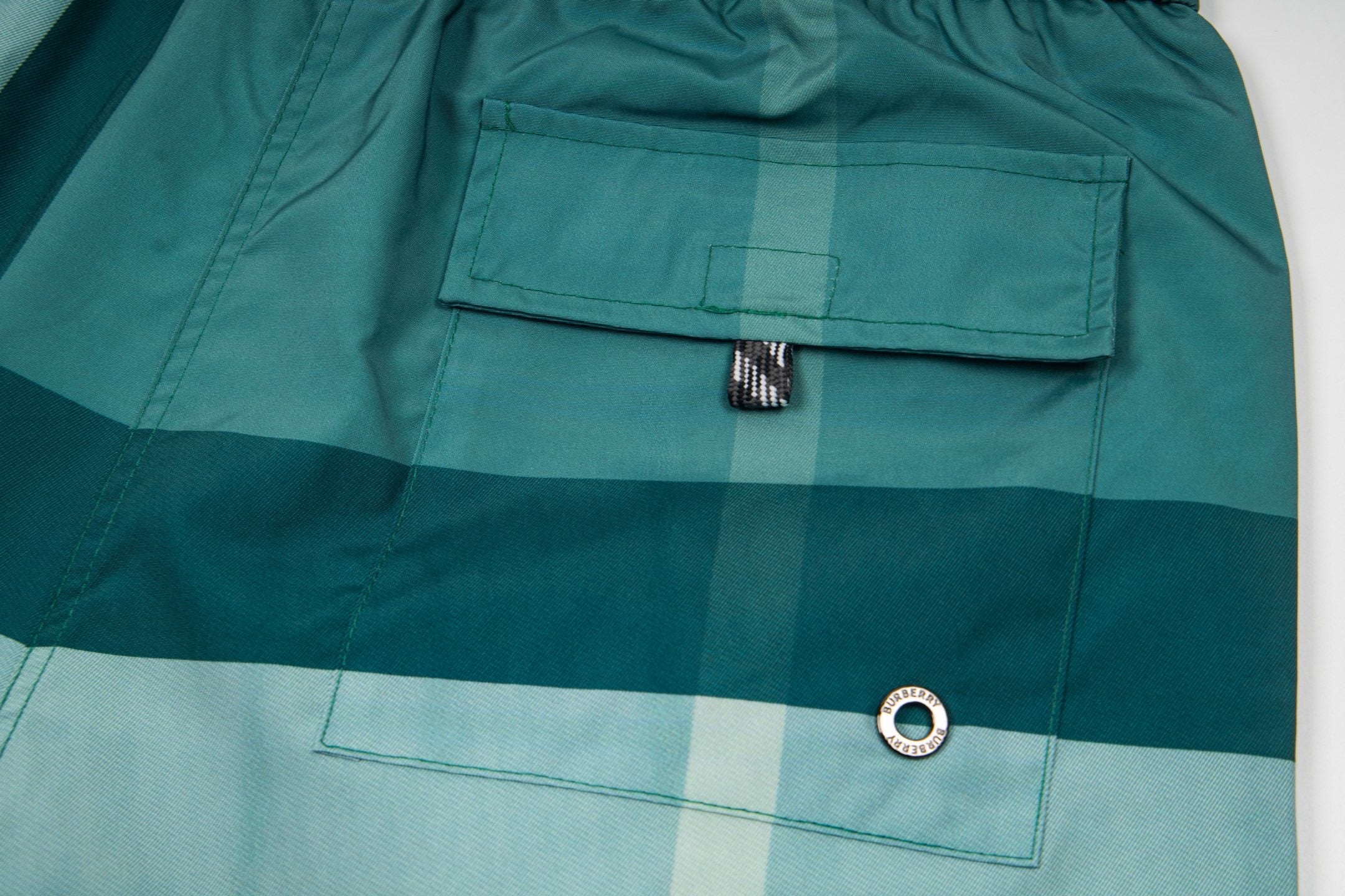 Burberry Bermuda Xadrez de Praia